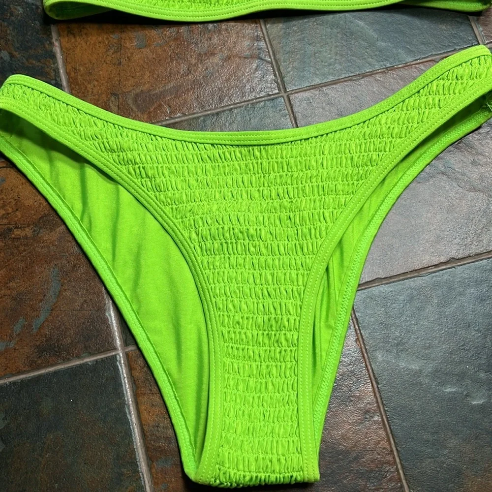 Bikini - Picture 3 of 7